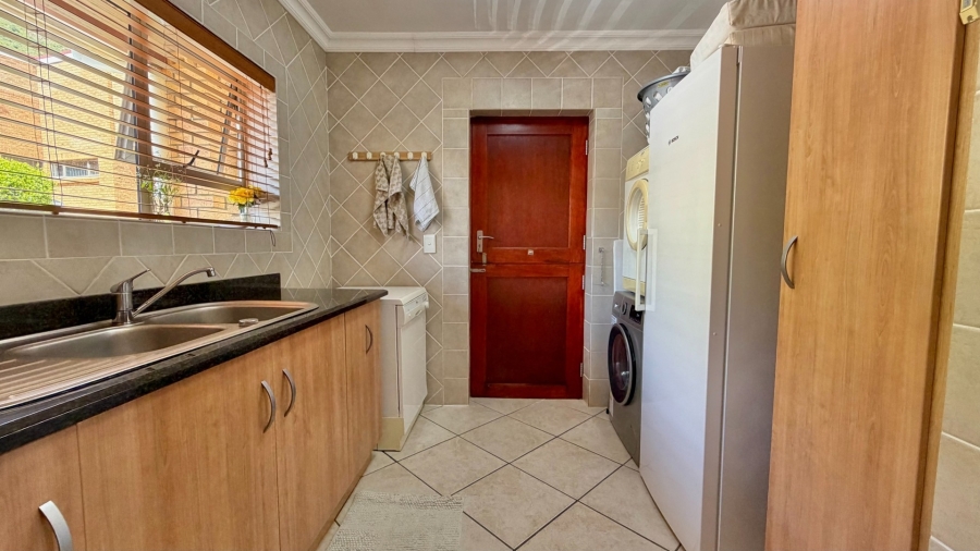 5 Bedroom Property for Sale in Mountainside Western Cape